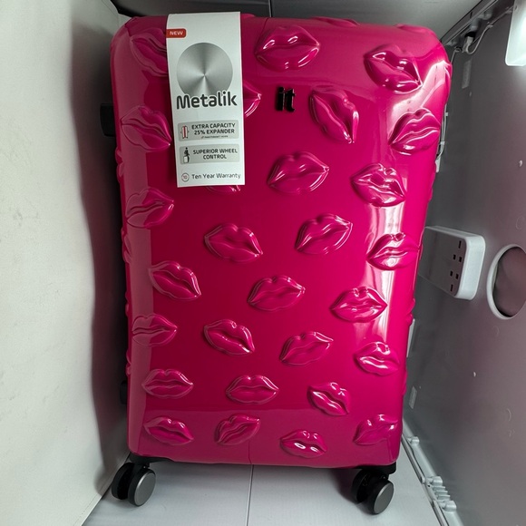 It Luggage 26" Metalik Hot Pink Lips Kiss Smooch MED Size Hard Shell Luggage - Picture 1 of 6